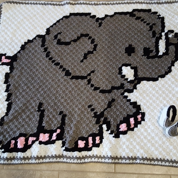 Baby blanket elephant with booties - Picture 2 of 2